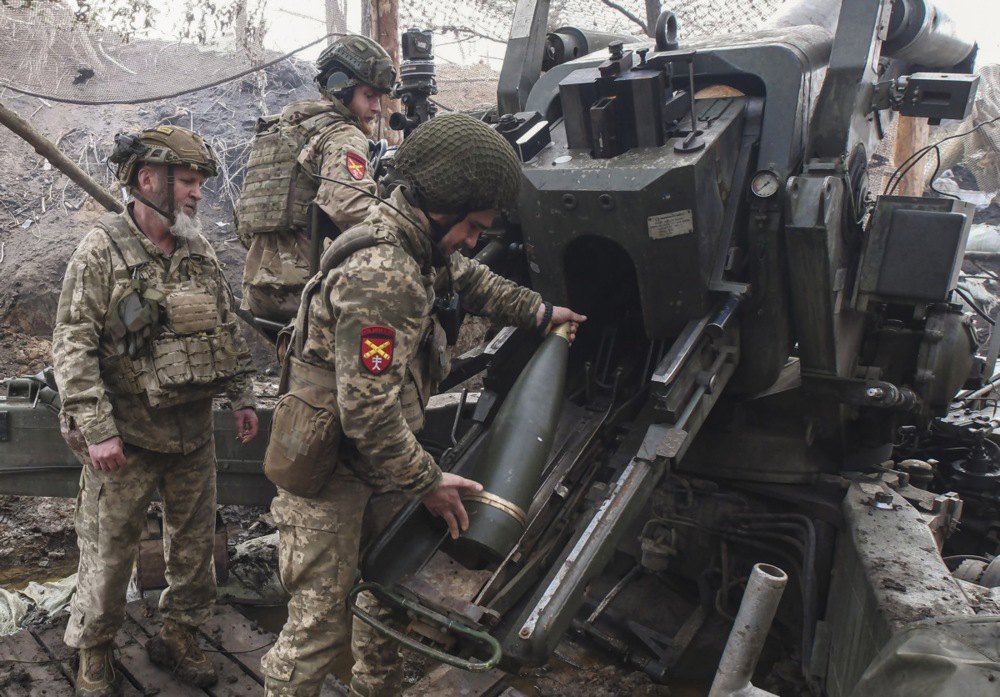 Військовослужбовці 44 окремої механізованої бригади Сухопутних військ Збройних сил України ведуть вогонь з гаубиці <i>FH70</i>, Запорізька область, 4 квітня 2025 року