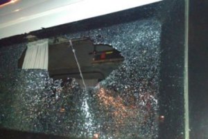 В Черкассах неизвестные разбили окна в автобусе оппозиции 