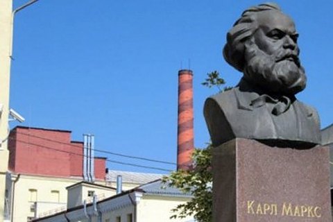 "Рошен" демонтировал бюст Маркса на территории киевской фабрики
