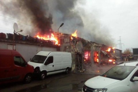 Пожар на СТО в Киеве повредил семь автомобилей
