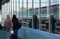 ​"Укрзалізниця" відновила продаж квитків на всі місця в потягах із Києва та назад