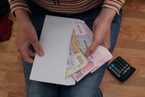 Две трети украинцев получают зарплату ниже средней