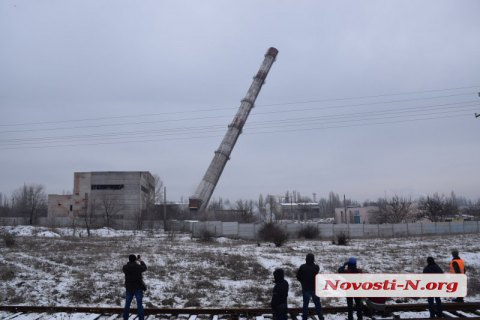 В Николаеве взорвали 100-метровую трубу недействующей котельной