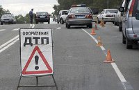 В Крыму автомобиль врезался в киоск дежурного по парковке