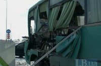 На Бориспільській автомагістралі "маршрутку" з пасажирами розірвало об вантажівку