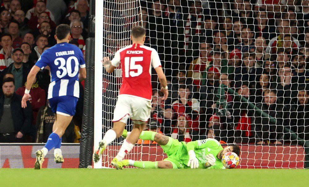 Воротар «Арсеналу» Девід Рая відбиває атаку під час матчу 1/8 фіналу Ліги чемпіонів УЄФА між «Арсеналом» і «Порту» у Лондоні.
