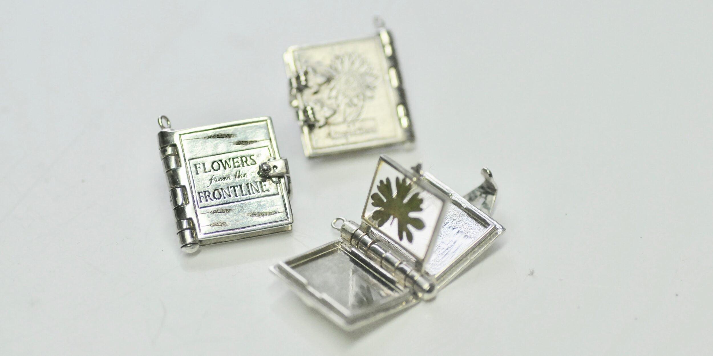 Мініатюрні книжечки з пресованими квітами, зібраними на лінії фронту. 