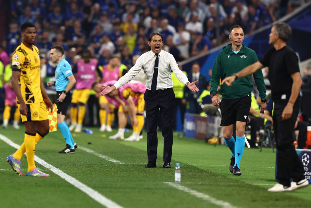 Cімоне Індзагі кричить на своїй підопічних під час фінального матчу Ліги чемпіонів