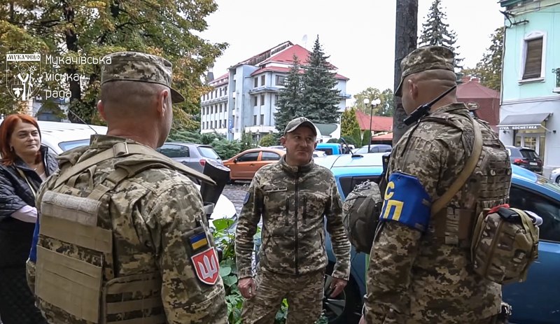 Військова служба правопорядку патрулює вулиці Мукачева