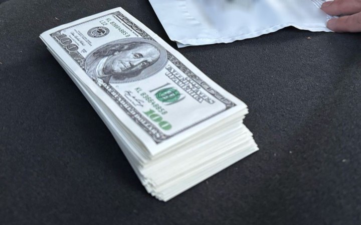 ​На Дніпропетровщині посадовець ДМС і адвокат продавали ухилянтам підроблені посвідки іноземців