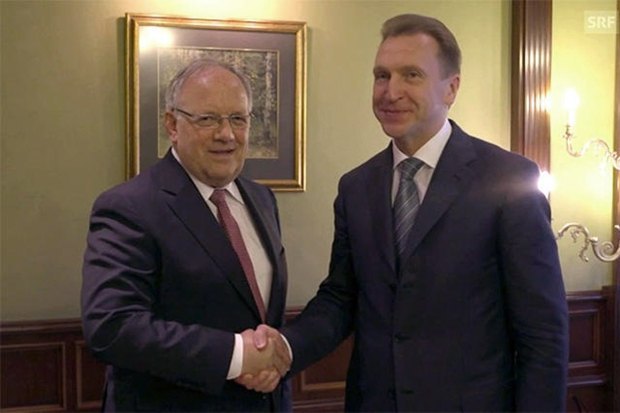 Швейцарский министр экономики Иоганн Шнайдер-Амманн (слева) и первый вице-премьер РФ Игорь Шувалов во время встречи в Москве, 13
июля 2017.