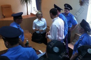 Тимошенко не посадили в клетку
