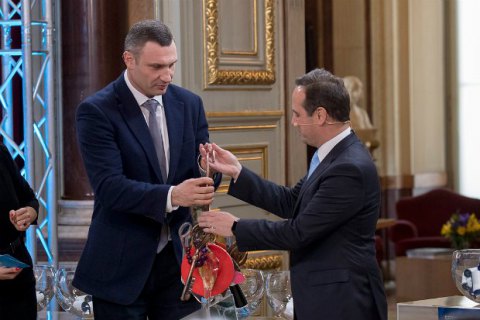 Кличко передав меру Лісабона символічні ключі від Євробачення