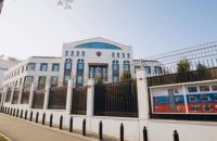 У Молдові в ворота посольства Росії врізалося авто 