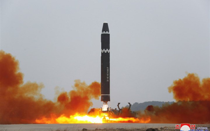 Північна Корея могла запустити новий тип балістичної ракети, яка використовує тверде паливо, − ЗМІ
