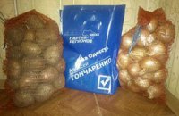 Син Костусєва дарує одеситам цибулю і картоплю