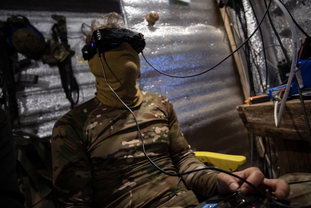 Оператор безпілотника з бойовим прізвиськом Мілтон 20 Любартівської бригади 1 корпусу Національної гвардії «Азов» готує безпілотник перед боєм на Торецькому напрямку, Донецька область, 22 липня 2025 року.