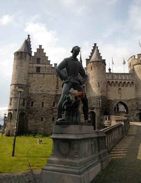 Велетень і замок Steen