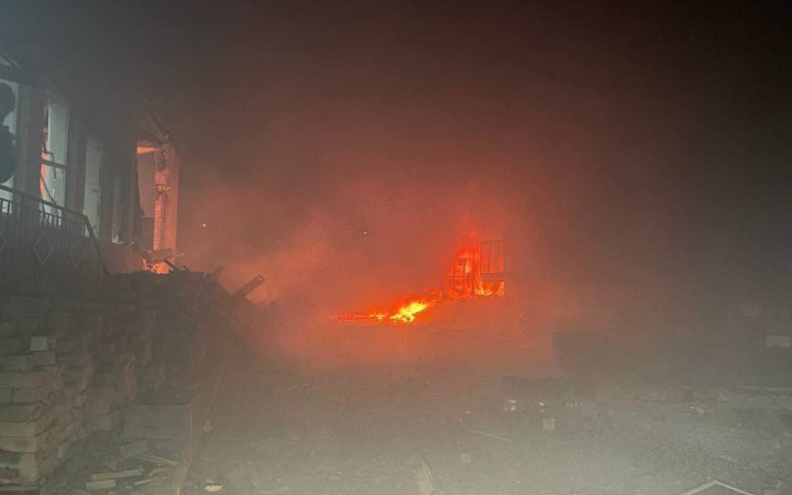 Наслідки ворожої атаки у Дніпрі: пошкоджена будівля освітнього закладу