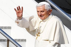 Бенедикт XVI пообещал полное подчинение преемнику