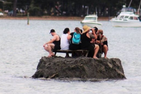 В Новой Зеландии компания насыпала остров, чтобы с алкоголем встретить Новый год