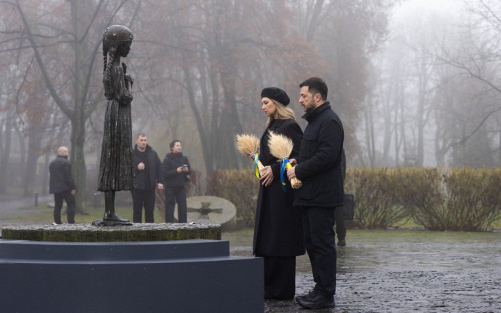 Президент із дружиною вшанували пам’ять жертв Голодоморів в Україні і закликали запалити свічку пам'яті