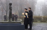 Президент із дружиною вшанували пам’ять жертв Голодоморів в Україні і закликали запалити свічку пам'яті