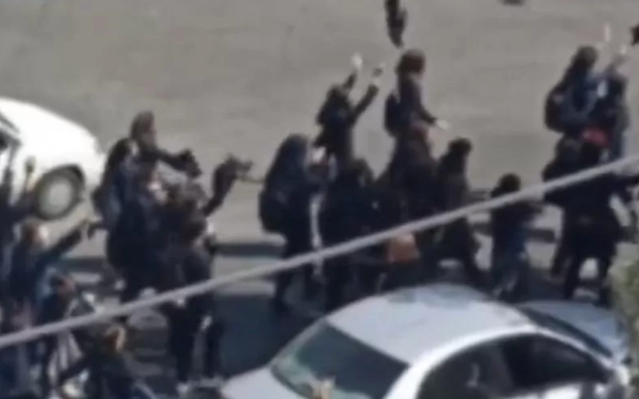 Іранські школярки влаштовують демонстрації і знімають хіджаби, протестуючи проти уряду