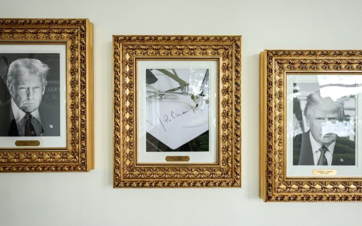 У Білому домі замість портрета Байдена повісили фото автопена з його підписом