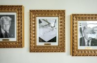 У Білому домі замість портрета Байдена повісили фото автопена з його підписом