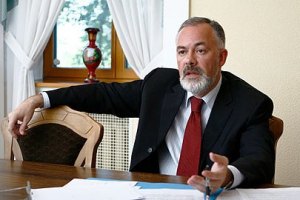 Азаров вважає, що в Табачника "перегруз"