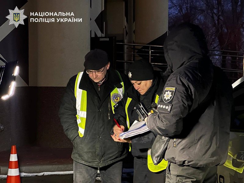 Поліцейські документують наслідки атаки 