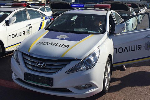 У Києві водій, який порушив правила паркування, наїхав патрульному на ногу