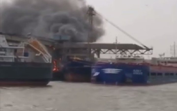 РосЗМІ: у Ростові горить зерновий термінал у порту "Азов"