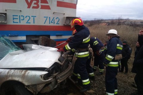 На Донеччині легковик потрапив під електричку, водій загинув