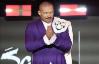 Олександр Усик перед боєм в Лондоні презентує відтворену мозаїку Алли Горської "Боривітер"