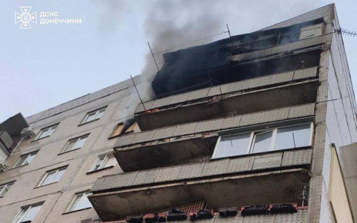 Російський FPV-дрон влучив у дев’ятиповерхівку у Дружківці на Донеччині