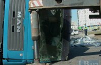 На Харьковской площади в Киеве перевернулся грузовик с металлоломом