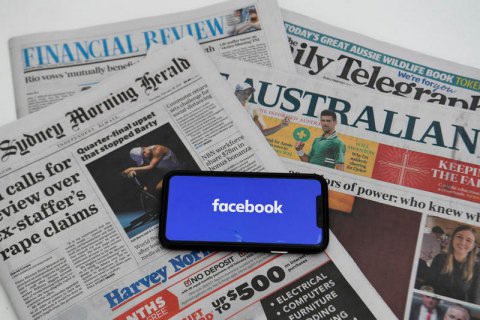 ​Австралія прийняла закон, який зобов'язує Facebook і Google платити за новини