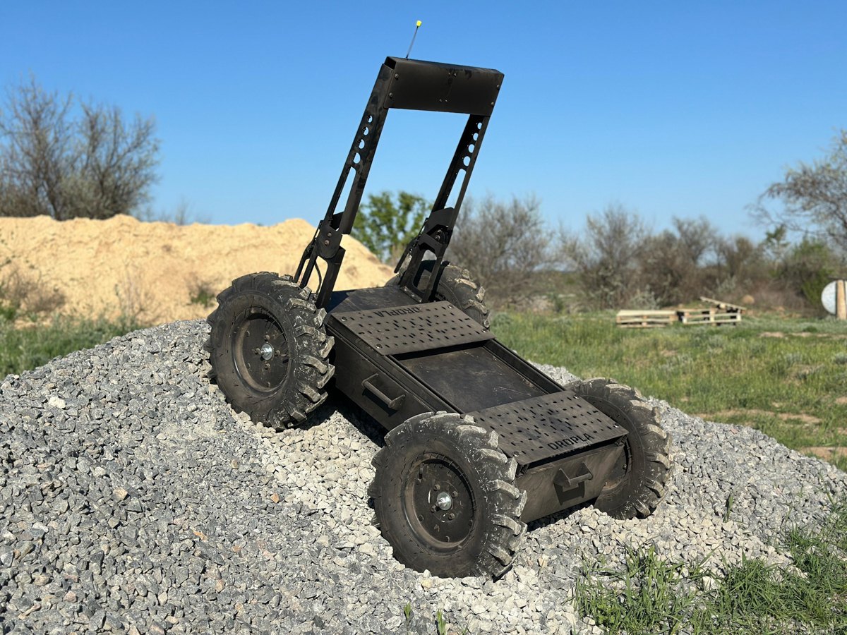 Логістичний НРК «DROPLA LOGIC 1.0» Логістичний наземний роботизований комплекс «DROPLA LOGIC 1.0» призначений для перевезення інженерного обладнання, виконання спеціалізованих завдань у складних, небезпечних або важкодоступних умовах.
