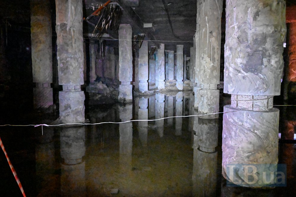 Вода в підземеллі, на місці недобудованого ТРЦ.