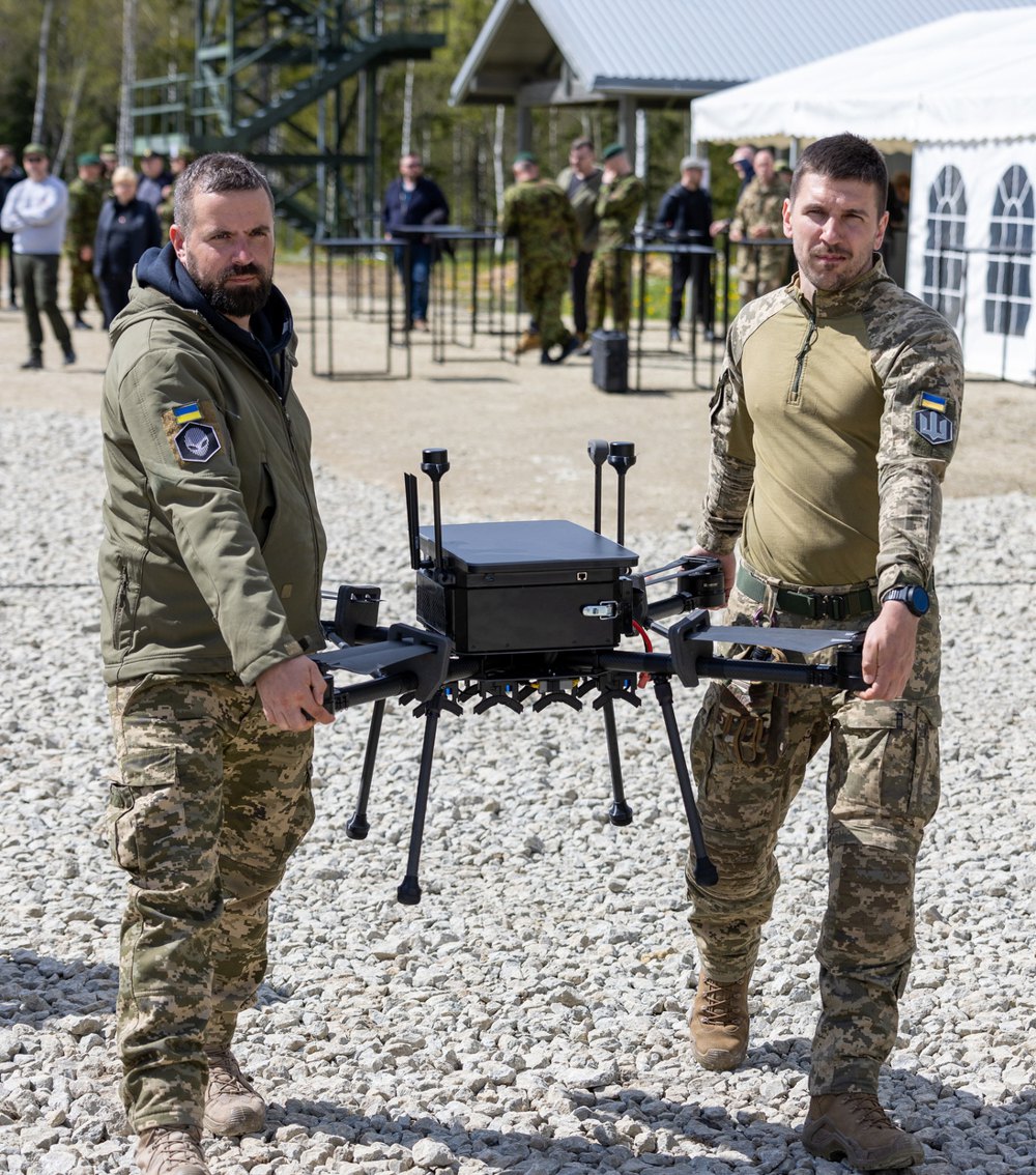 Фото з навчань операторів дронів-бомберів 412 бригади <i>Nemesis</i> (військові бригади демонструють дрон іноземним колегам)