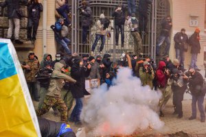 Прокуратура визнала 27 журналістів потерпілими під час штурму Адміністрації президента