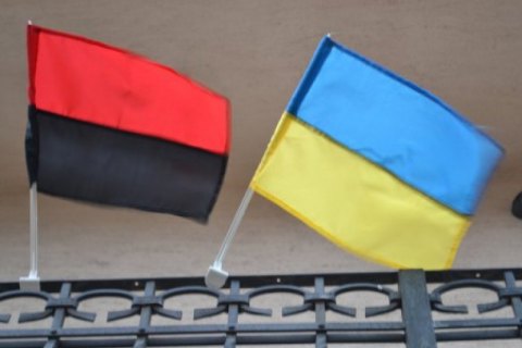 Мэрия Львова утвердила порядок использования красно-черного флага ОУН