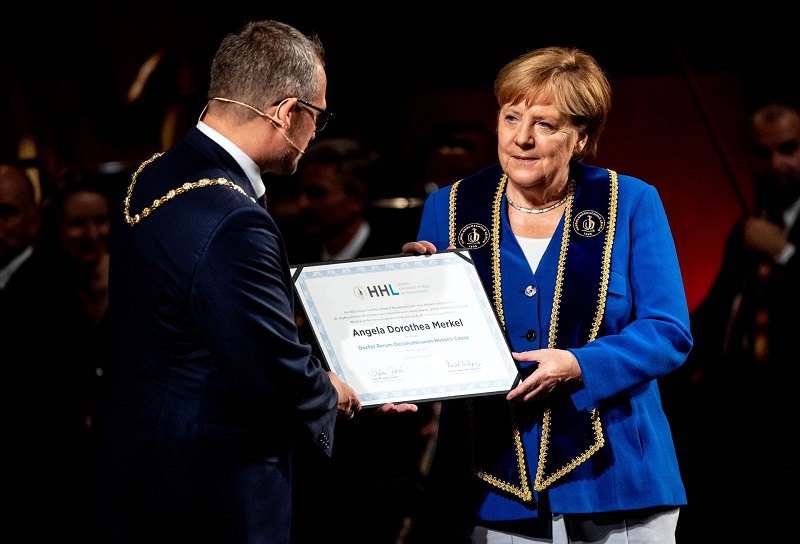 Канцлер Германии Ангела Меркель на церемонии присвоения ей почетной научной степени в Лейпцигской высшей школе менеджмента
(HHL), Лейпциг, 31 августа 2019 года