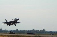 Военные самолеты приземлились на трассу в Ровенской области