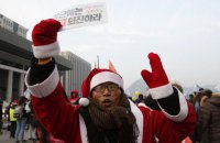 Тысячи Санта-Клаусов в Сеуле потребовали ареста президента Кореи
