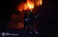 У Дніпрі внаслідок ворожої атаки виникла пожежа на території цивільного підприємства