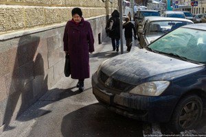 Украинцы чаще всего жалуются на состояние дорог, мусор и нахальных водителей