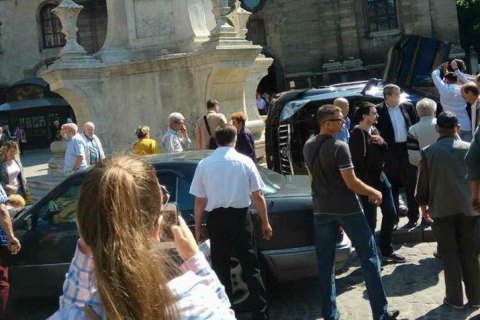 У центрі Львова Land Cruiser виїхав на пішохідну частину і перекинувся, загинула жінка (оновлено)